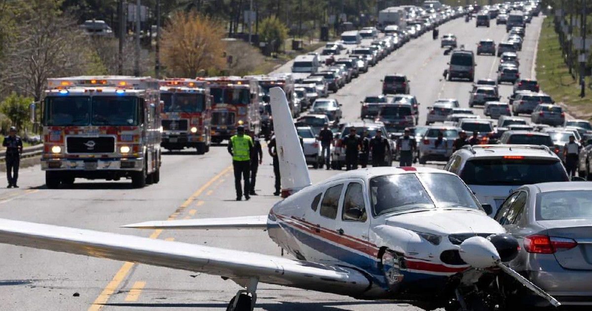 যুক্তরাষ্ট্রের ব্যস্ত সড়কে আবারও নেমে পড়ল উড়োজাহাজ, আহত ২
