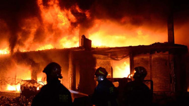 মিরপুরে বহুতল ভবনে আগুন, নিয়ন্ত্রণে ২ ইউনিট