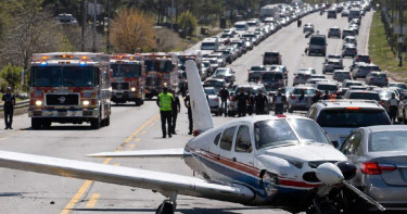 যুক্তরাষ্ট্রের ব্যস্ত সড়কে আবারও নেমে পড়ল উড়োজাহাজ, আহত ২
