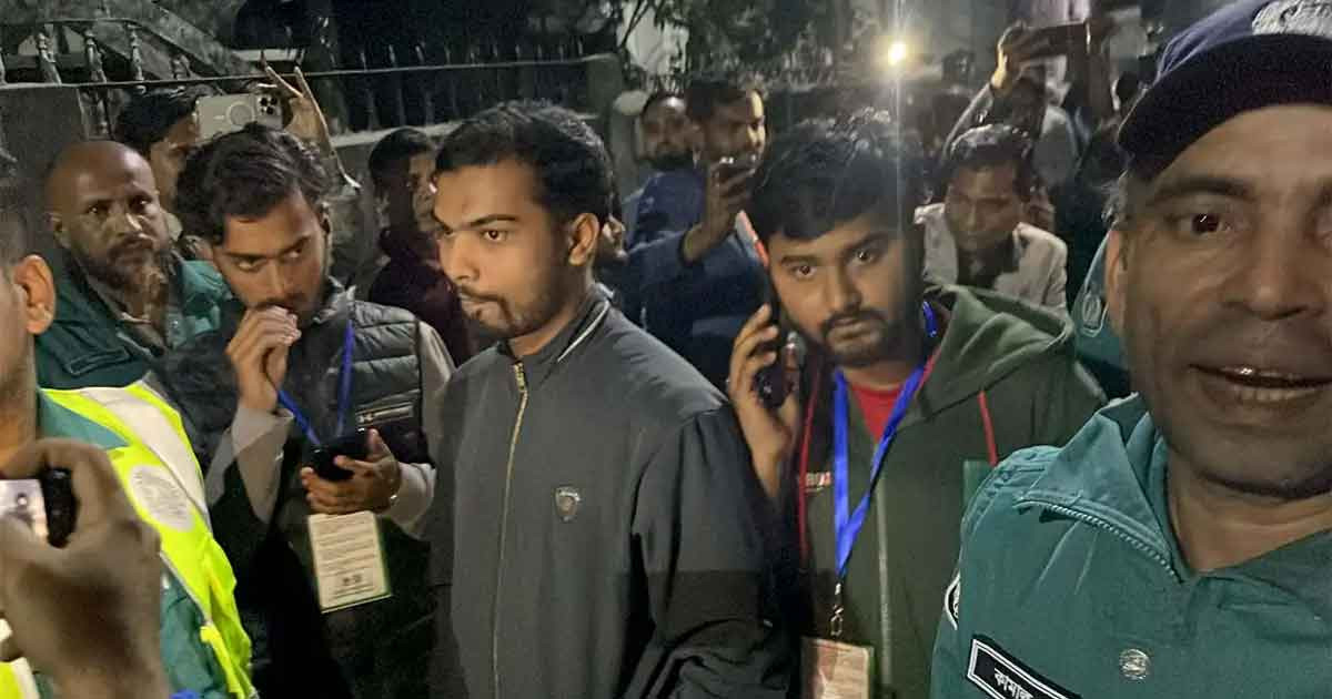 পর্যবেক্ষক পরিচয়ে মধ্যরাতে কেন্দ্রে প্রবেশের সময় ধরা পড়লো তিনজন