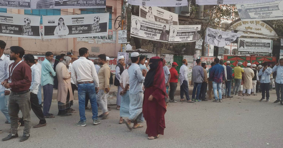 সকাল সকালই দীর্ঘ লাইনে ভোটারের ভিড়