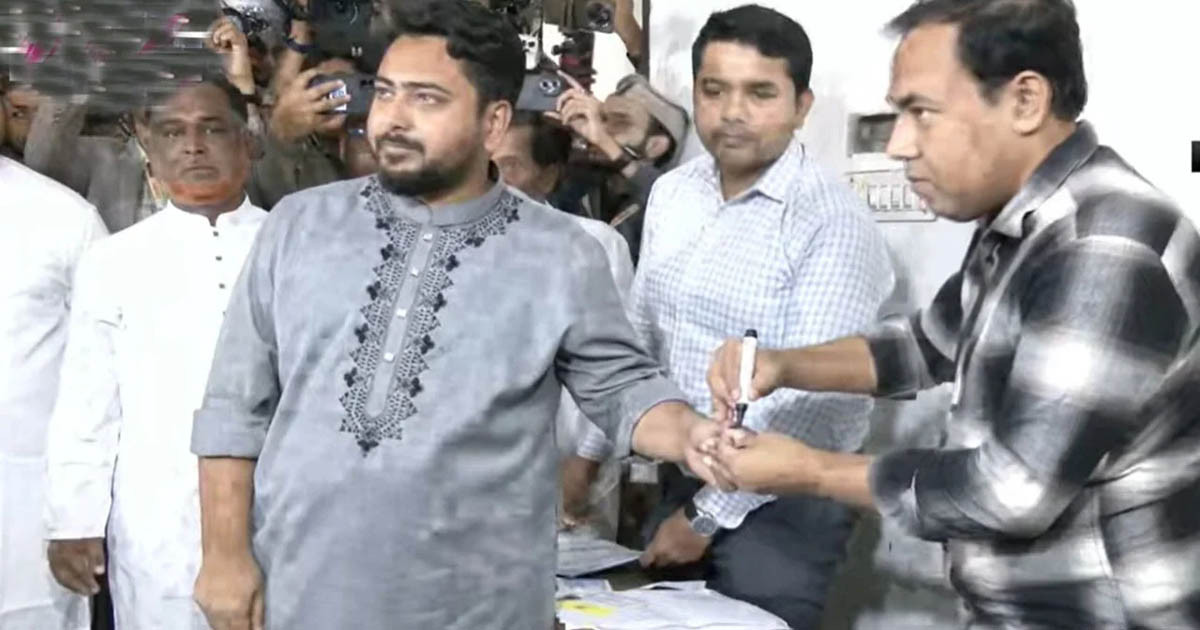 ভোট দিলেন এনসিপির আহ্বায়ক নাহিদ ইসলাম