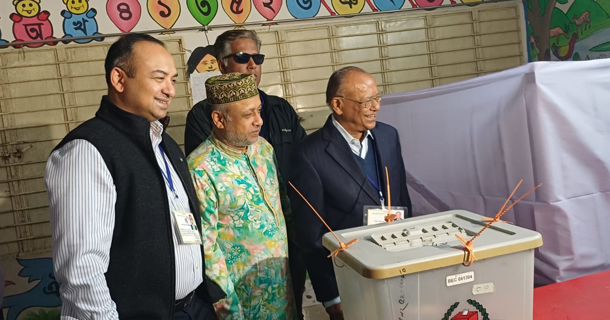 নিজ কেন্দ্রে ভোট দিলেন আবদুল আউয়াল মিন্টু