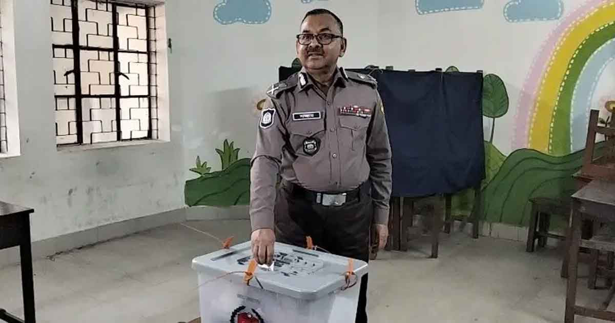 মোহাম্মদপুরে ভোট দিলেন ডিএমপি কমিশনার