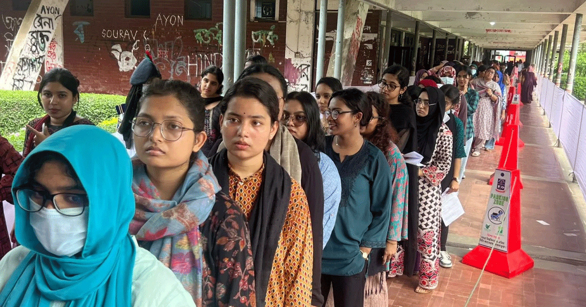 প্রথম ভোট দিয়ে উচ্ছ্বসিত তরুণ ভোটাররা