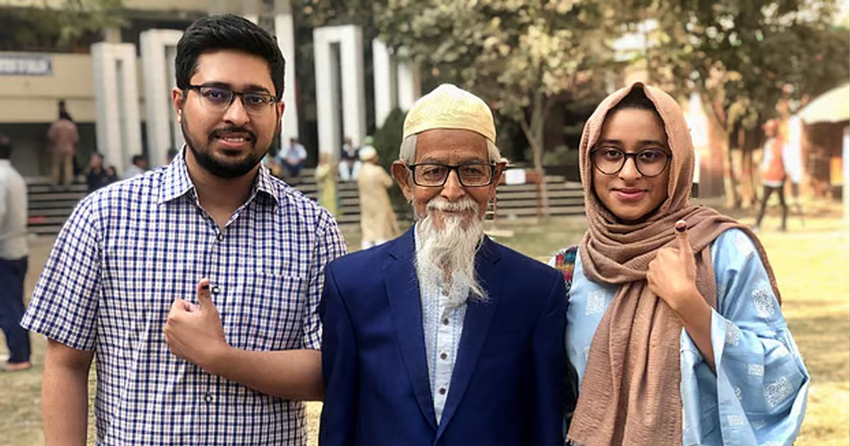 প্রথম ভোট দিয়ে উচ্ছ্বসিত তরুণ ভোটাররা