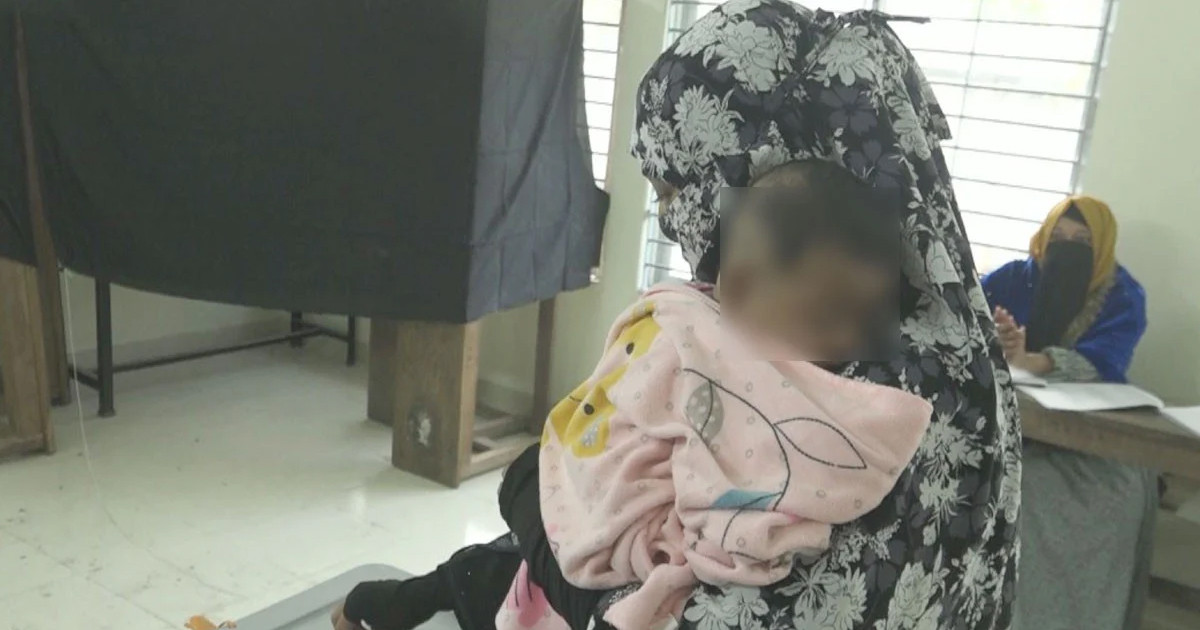 ৩ মাসের শিশু নিয়ে ভোটকেন্দ্রে মা