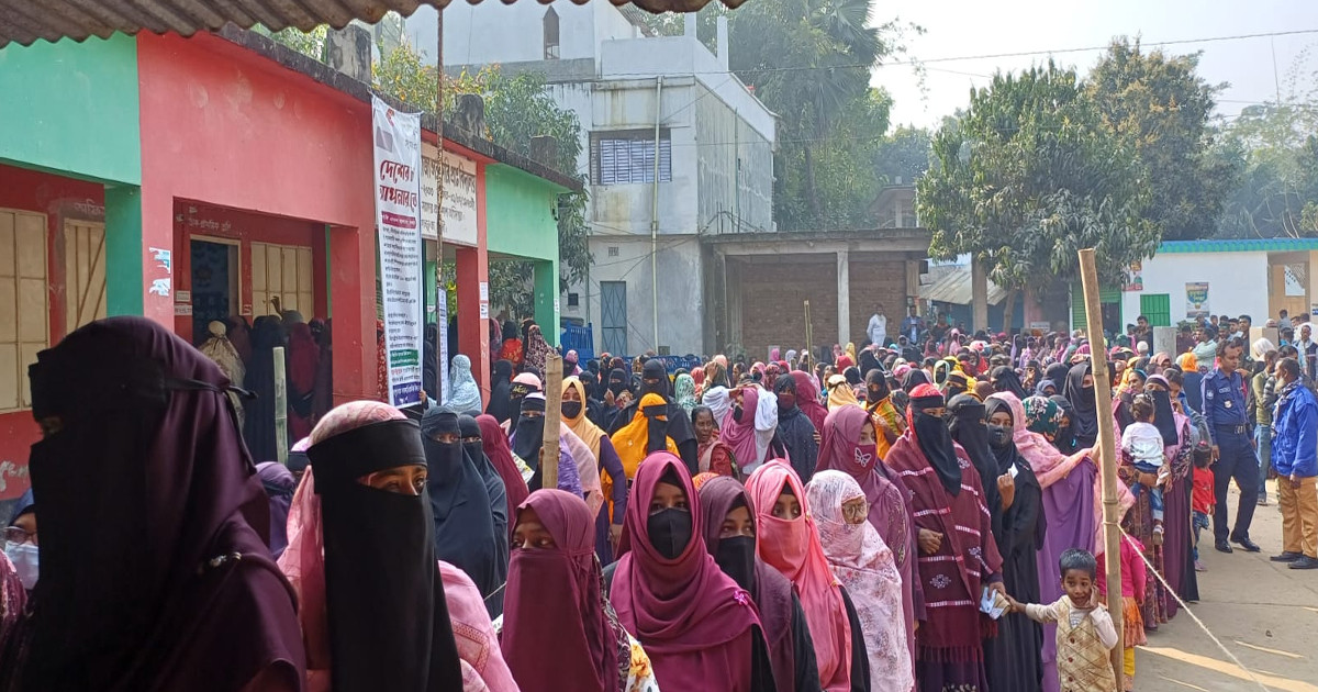 ফেনীর ভোটকেন্দ্রগুলোতে নারীদের উপচে পড়া ভিড়