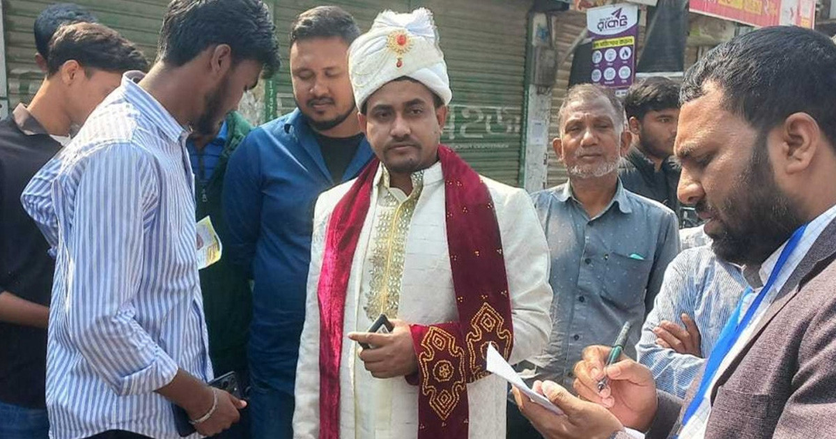 ভোটকেন্দ্রে উপস্থিত হয়ে বর, ‘আগে ভোট পরে বিয়ে’