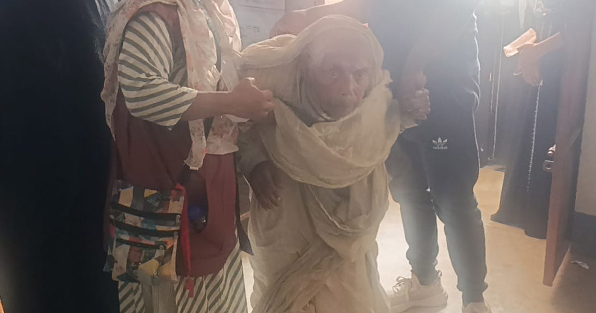 টমটম ও নাতির কোলে চড়ে ভোট দিলেন শতবর্ষী জয়নব