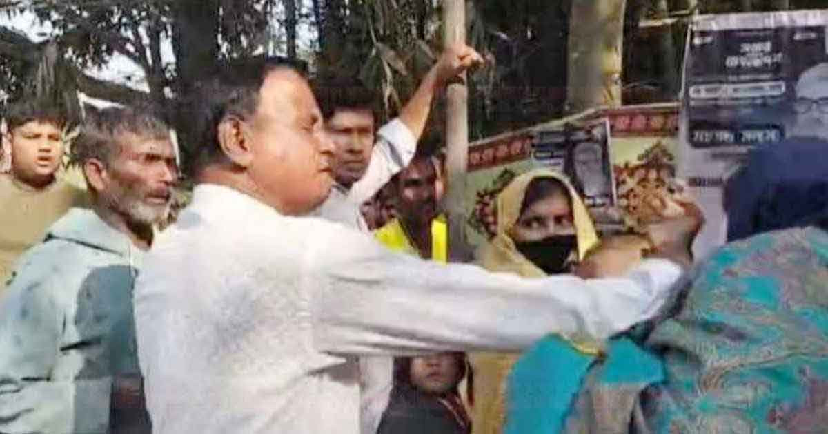 ভোটকেন্দ্রের সামনে নারী স্বতন্ত্র প্রার্থীকে মারধর