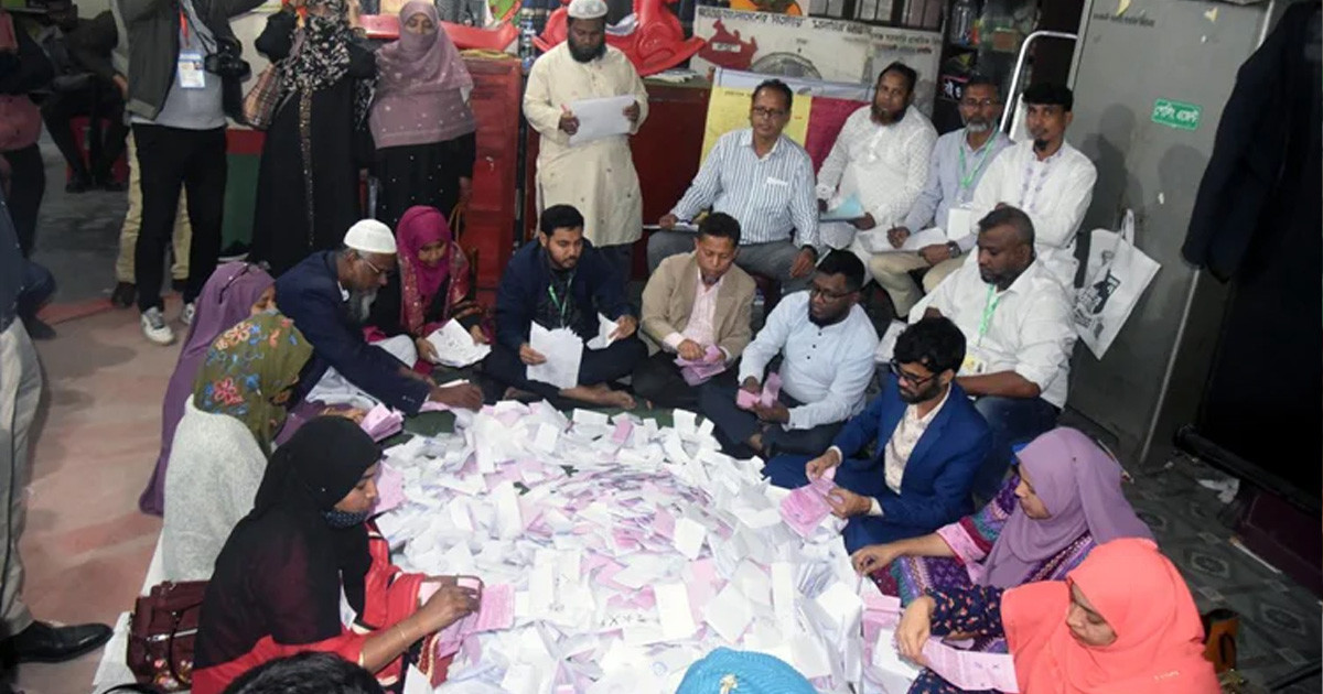 উৎসবমুখর পরিবেশে চলছে ভোট গণনা, আসছে ফলও