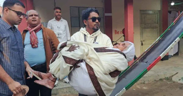 নাতির কোলে চড়ে ছেলেকে ধানের শীষে ভোট দিলেন শতবর্ষী মা