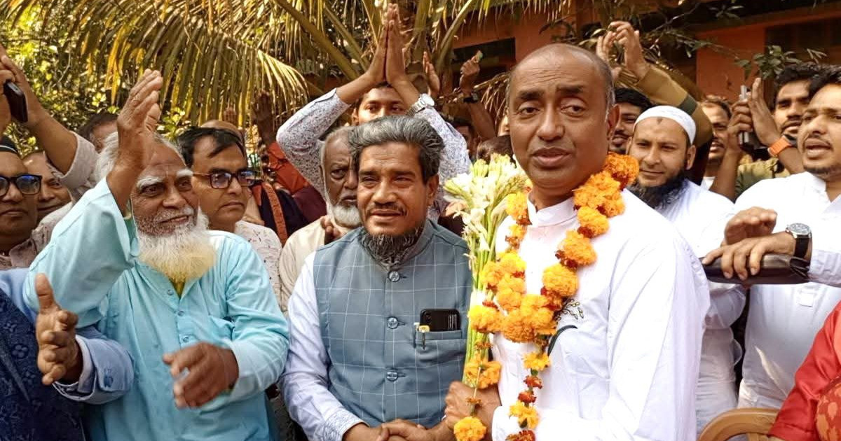 জামায়াত প্রার্থীকে নিজের বিজয়ের মালা পরিয়ে দিলেন আসাদুজ্জামান