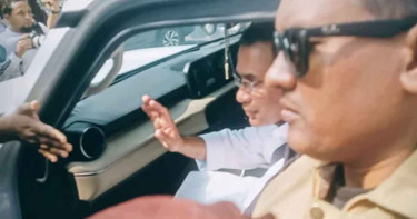 জুমার নামাজে যাওয়ার পথে এলাকাবাসীর সঙ্গে তারেক রহমানের কুশল বিনিময়