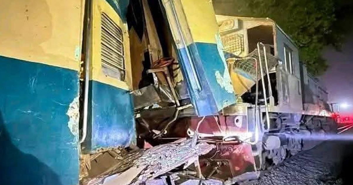 লাকসামে ট্রেনের বগিতে ইঞ্জিনের ধাক্কা, আহত ৫