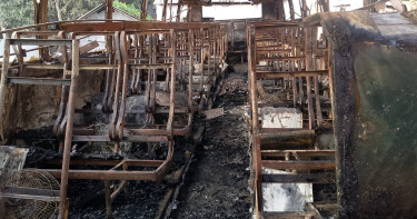 যশোরে বাসে আগুন