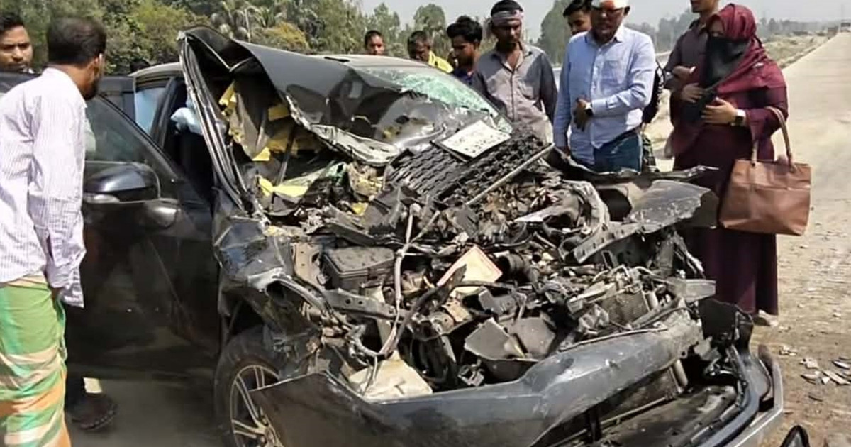 টাঙ্গাইলে প্রাইভেট কার-ভ্যান সংঘর্ষে প্রাণ গেল দুইজনের