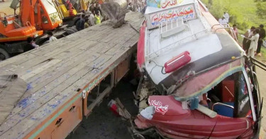 পাকিস্তানে সড়ক দুর্ঘটনায় বাসচালকসহ ১১ জনের মৃত্যু