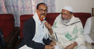 জয়ী হয়ে প্রতিদ্বন্দ্বীর বাড়িতে মিষ্টি নিয়ে হাজির বিজয়ী প্রার্থী