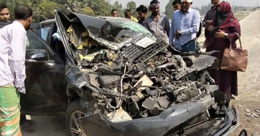 টাঙ্গাইলে প্রাইভেট কার-ভ্যান সংঘর্ষে প্রাণ গেল দুইজনের