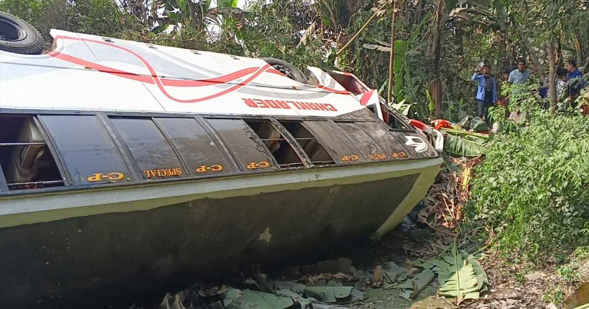 ফরিদপুরে নিয়ন্ত্রণ হারিয়ে যাত্রীবাহী বাস খাদে, আহত ৩০
