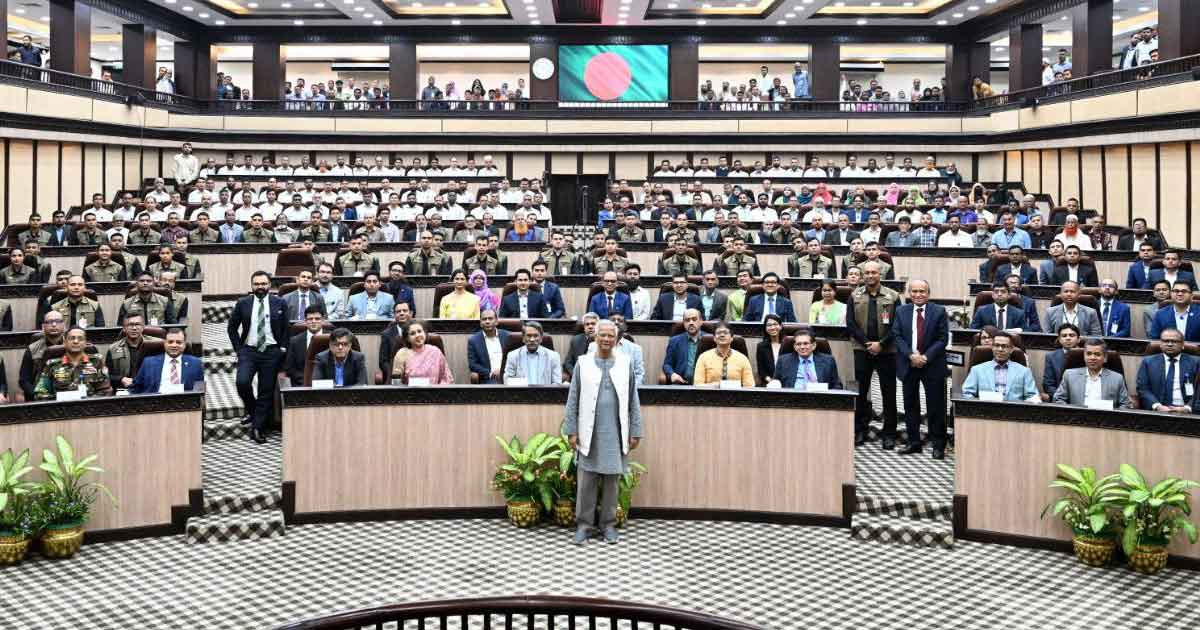 কর্মকর্তা-কর্মচারীদের উদ্দেশ্যে বিদায়ী ভাষণ দিলেন প্রধান উপদেষ্টা