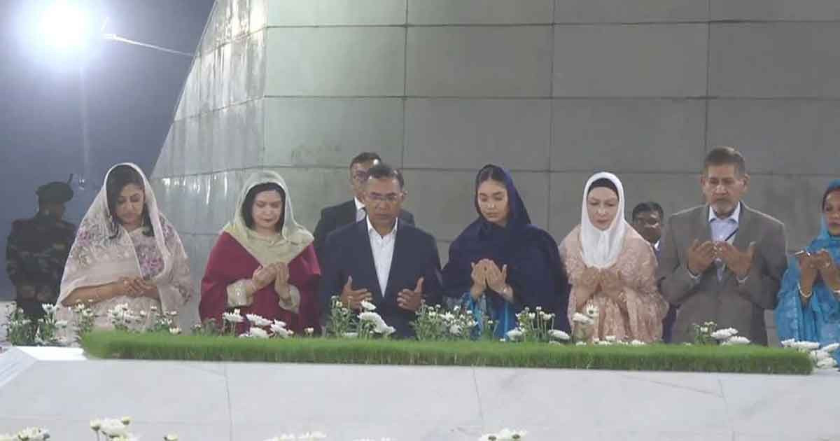 বাবা-মায়ের কবর জিয়ারত করলেন প্রধানমন্ত্রী তারেক রহমান