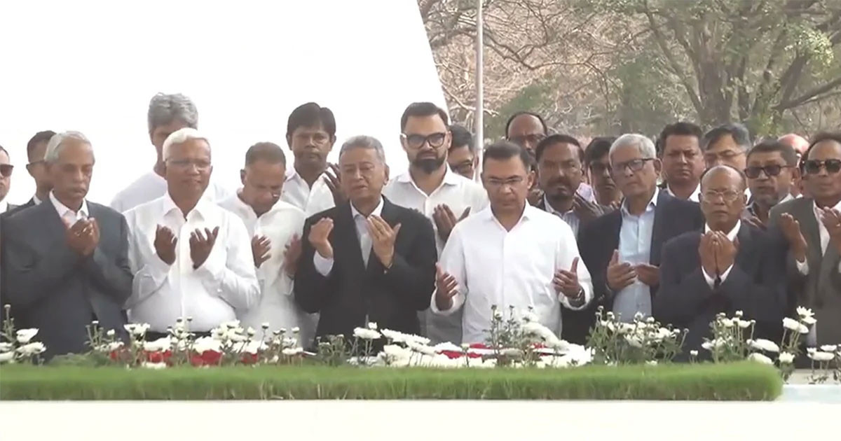 জিয়াউর রহমান ও বেগম খালেদা জিয়ার সমাধিতে প্রধানমন্ত্রীর শ্রদ্ধা