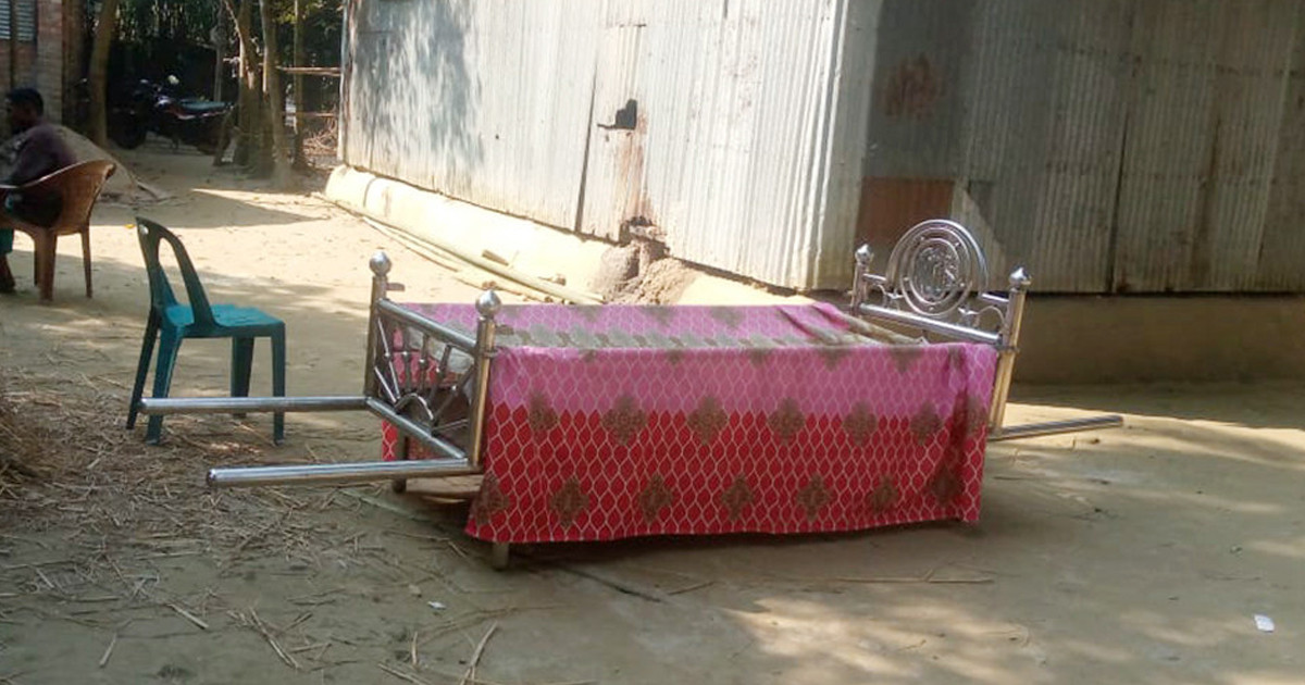 লাশ দাফ‌নে সন্তানদের বাধা, দিনভর উঠানে বাবার মর‌দেহ