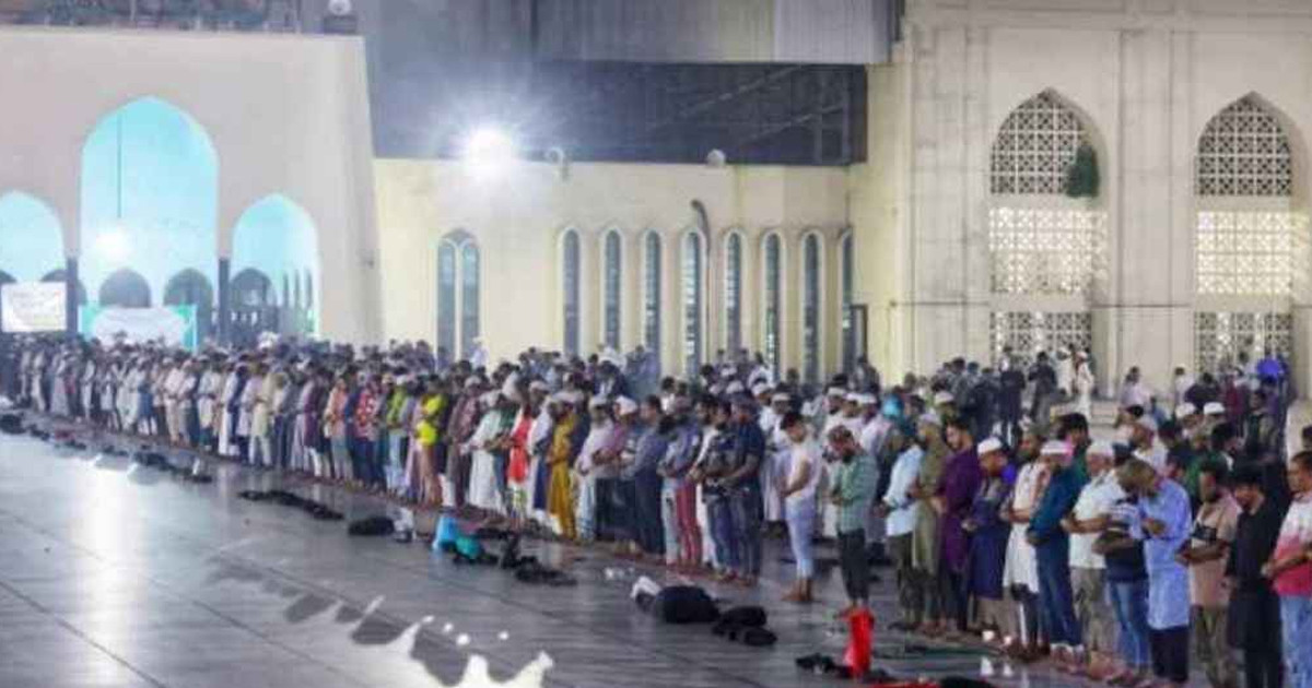 প্রথম তারাবির নামাজে বায়তুল মোকাররমে মুসল্লিদের ঢল