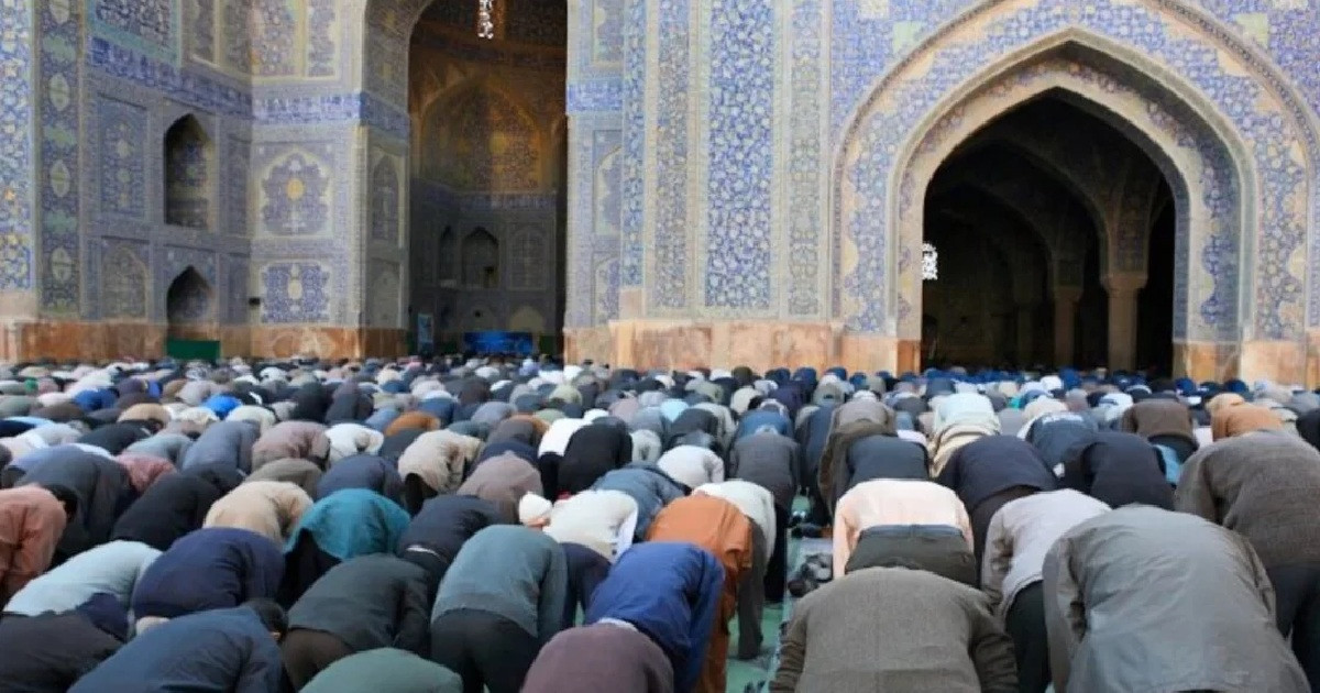 প্রথম তারাবির নামাজে মুসল্লির ঢল