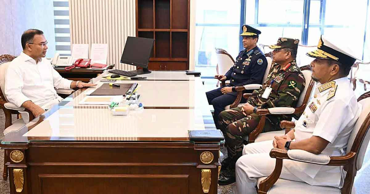 প্রধানমন্ত্রী তারেক রহমানের সঙ্গে তিন বাহিনীর প্রধানের সাক্ষাৎ