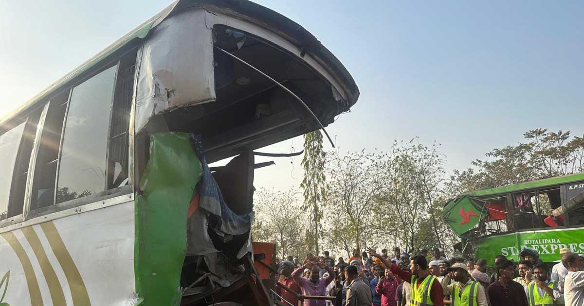 যাত্রী নামানোর সময় পেছন থেকে আরেক বাসের ধাক্কা, সহকারী নিহত