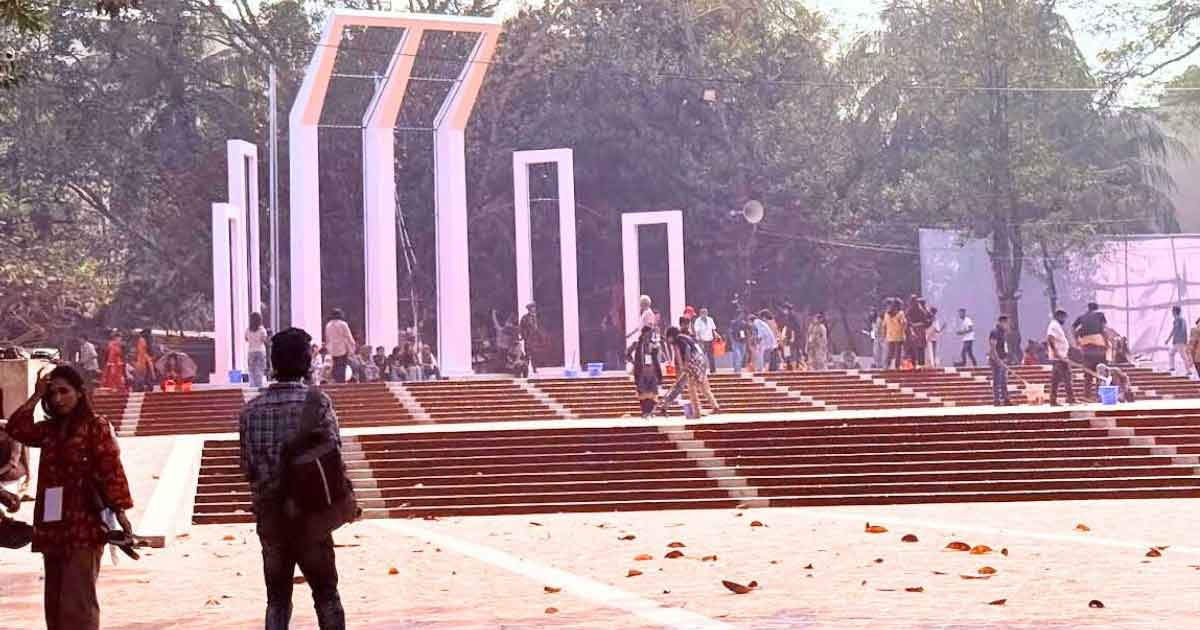 রং-তুলির আঁচড়ে শেষ প্রস্তুতিতে কেন্দ্রীয় শহীদ মিনার প্রাঙ্গণ
