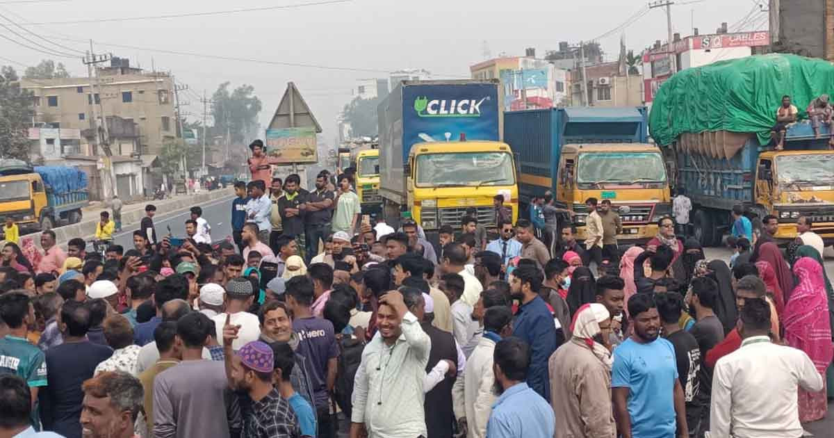 বগুড়ায় বাসের ধাক্কায় নিহত গৃহবধূর মরদেহ নিয়ে মহাসড়ক অবরোধ