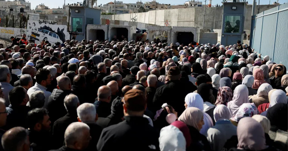 ইসরায়েলের বাধা উপেক্ষা করে  আল-আকসায় জুমার নামাজে লাখো ফিলিস্তিনি