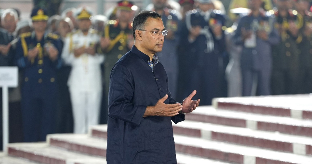 একুশের প্রথম প্রহরে ভাষা শহীদদের স্মরণে প্রধানমন্ত্রীর মোনাজাত