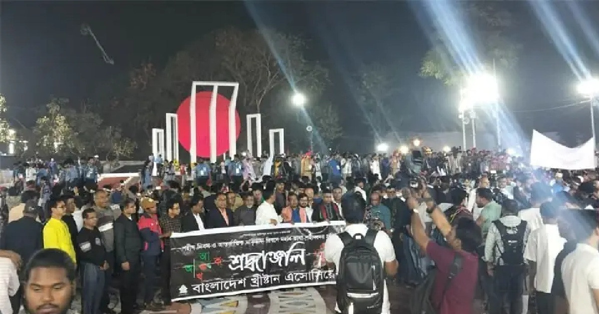 শ্রদ্ধা জানাতে কেন্দ্রীয় শহীদ মিনারে সর্বস্তরের মানুষের ঢল