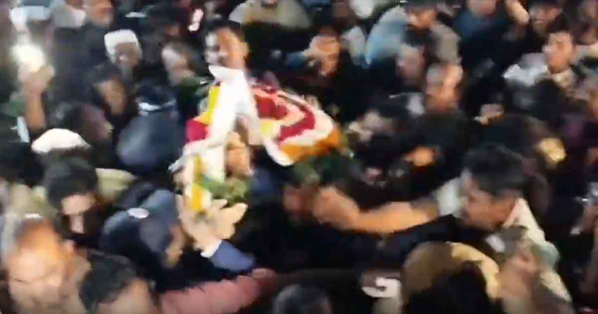 শহীদ মিনারে শ্রদ্ধা জানাতে পারেননি রুমিন ফারহানা, ছিঁড়ে ফেলা হলো পুষ্পস্তবক