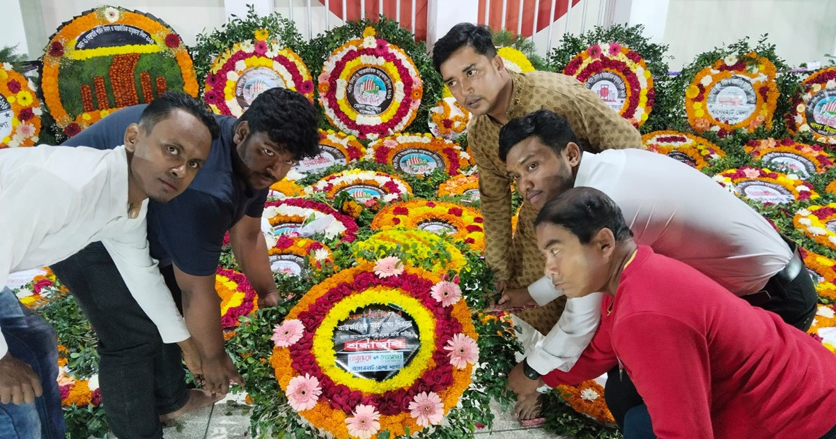 একুশের রাতে শহীদ মিনারে বসুন্ধরা শুভসংঘ বাগেরহাট জেলা শাখার শ্রদ্ধাঞ্জলি