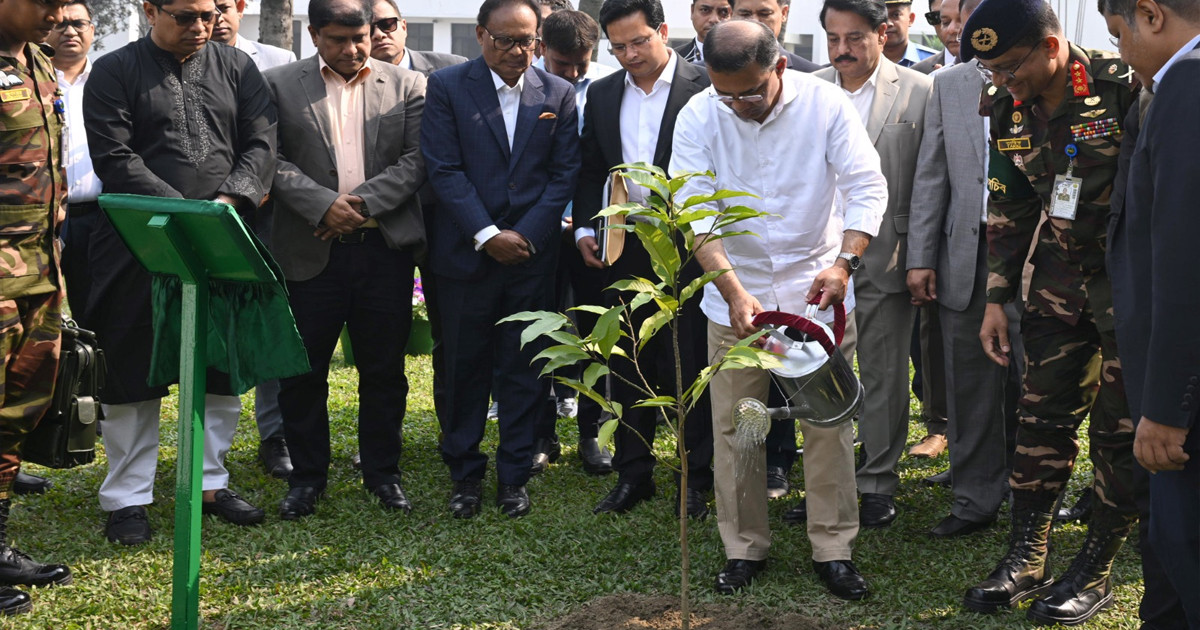 প্রথমবারের মতো তেজগাঁও কার্যালয়ে অফিস করছেন প্রধানমন্ত্রী তারেক রহমান