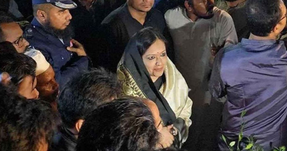 রুমিন ফারহানাকে শহীদ মিনারে ফুল দিতে বাধা, বিএনপি নেতাসহ ১৫০ জনের বিরুদ্ধে মামলা
