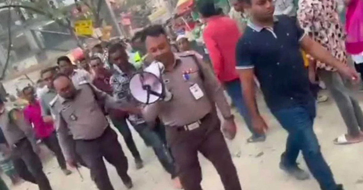 চাঁদাবাজকে ধরে সড়কে ঘোরালো পুলিশ