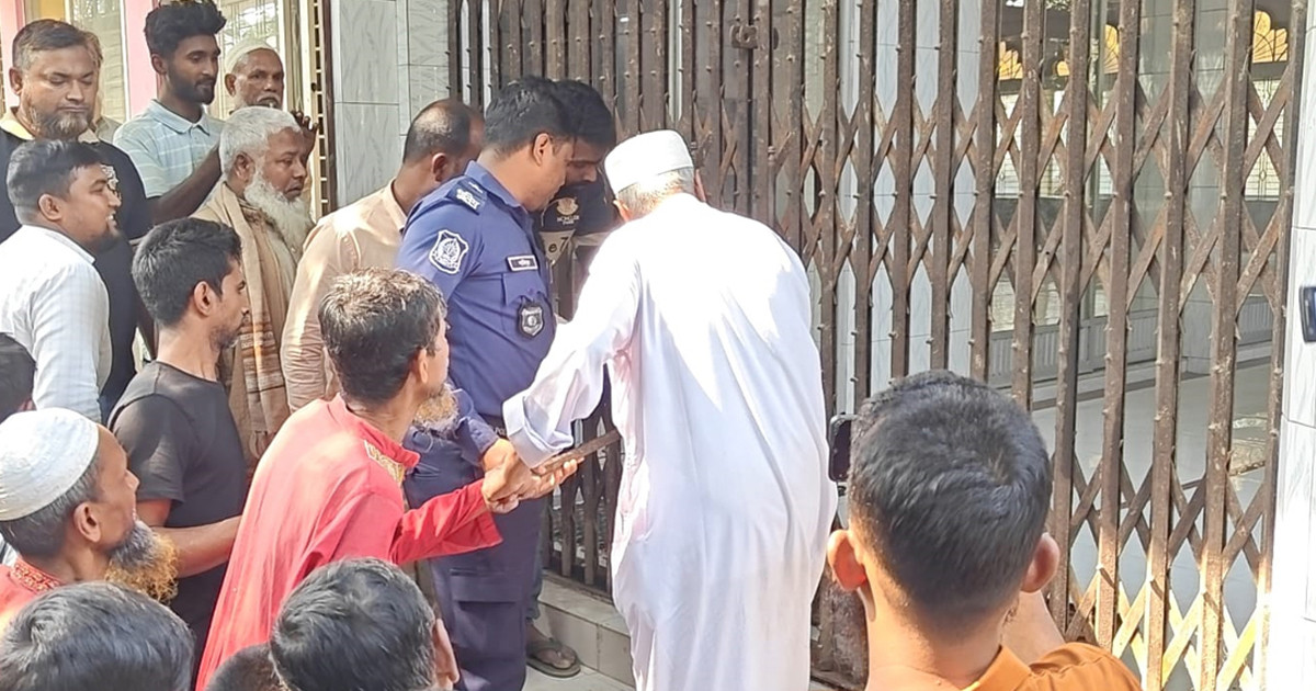 ইমাম নিয়োগ নিয়ে দ্বন্দ্বে মসজিদে তালা, বাইরে নামাজ পড়লেন মুসল্লিরা