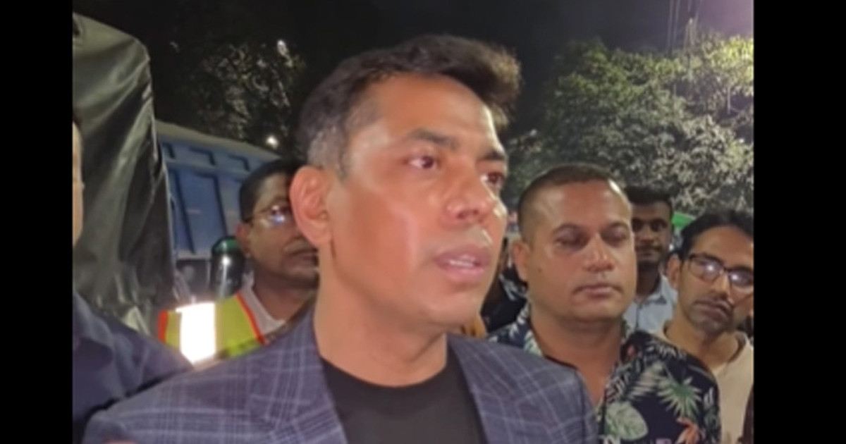 ধানমণ্ডি ৩২ নম্বর পার্কে পুলিশের অভিযান