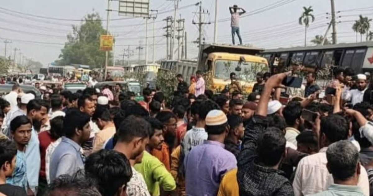 চাঁদা বাড়ানোর প্রতিবাদে ঢাকা-ময়মনসিংহ মহাসড়কে চালকদের বিক্ষোভ