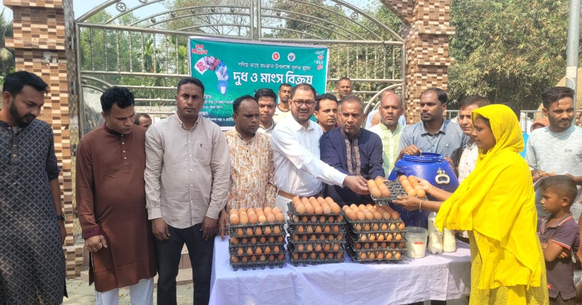 বগুড়ার গাবতলীতে বাজারের চেয়ে কম মূল্যে মিলছে দুধ-ডিম-গরুর মাংস