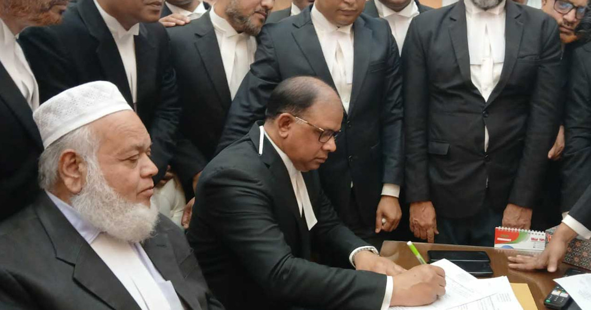চিফ প্রসিকিউটরের দায়িত্ব নিলেন আমিনুল ইসলাম