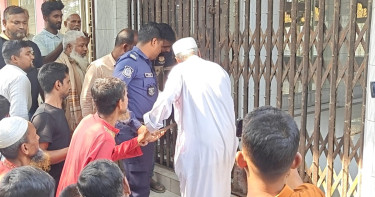 ইমাম নিয়োগ নিয়ে দ্বন্দ্বে মসজিদে তালা, বাইরে নামাজ পড়লেন মুসল্লিরা